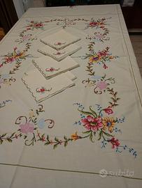 tovaglia da 8 ricamata a mano 