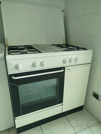 Cucina monoblocco Indesit 4 fuochi e forno a gas