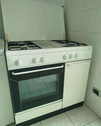 Cucina monoblocco Indesit 4 fuochi e forno a gas