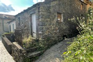 Caratteristica casa in pietra con giardino