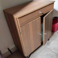 Mobiletto con ante e cassetti