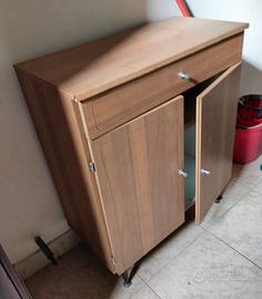 Mobiletto con ante e cassetti