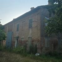 Rustico con 2 ettari di terreno a 6 km da Ferrara