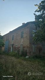 Rustico con 2 ettari di terreno a 6 km da Ferrara
