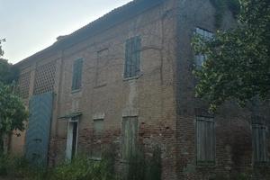 Rustico con 2 ettari di terreno a 6 km da Ferrara