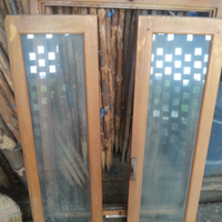 Vecchie finestre in larice