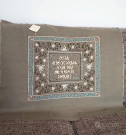 Ricamo arredo con frase di K. Gibran