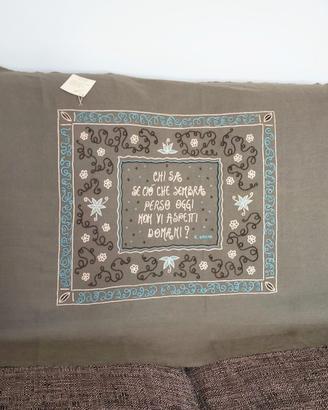Ricamo arredo con frase di K. Gibran