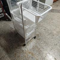 Carrello con cassetti in plastica per cucina