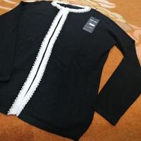 Cardigan nero con strass e perle