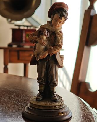 Statua Capodimonte bambino con cane