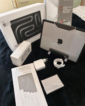 Apple Macbook pro m4 Silver italia 100%+ AIRPODS 4