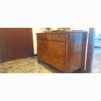 Armadio e comò antichi