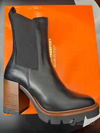 Heeled Chelsea boot