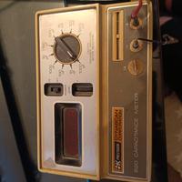 Misuratore di capacità digitale vintage
