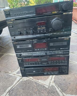 Un stereo technis 5 piani se accendi