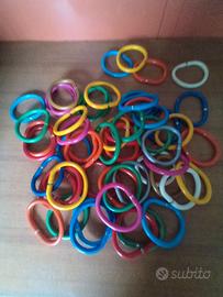 Bracciali colorati in plastica