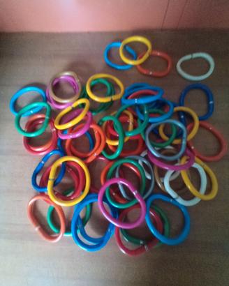 Bracciali colorati in plastica