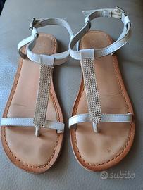 Sandalo infradito per bambina in pelle. N.33