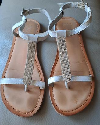 Sandalo infradito per bambina in pelle. N.33