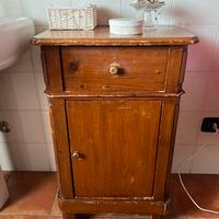 Comodino in legno