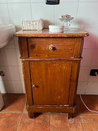 Comodino in legno