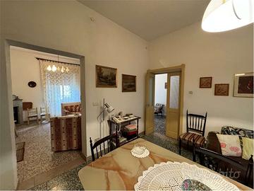 Alà dei sardi palazzina su due piani con due ingre