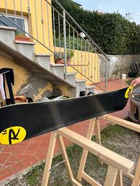 Tavola da snowboard con scarponi