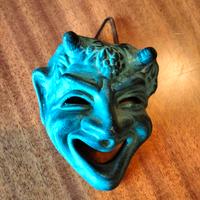 Maschera decorativa in ceramica da parete 