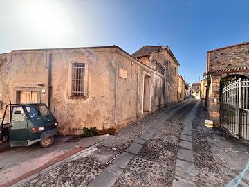 Ampia Proprietà con Giardino e Doppio Accesso