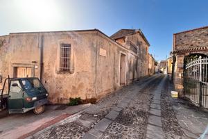 Ampia Proprietà con Giardino e Doppio Accesso
