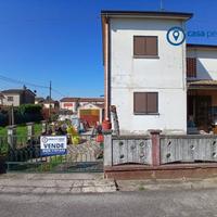 Casa accostata libera su tre lati con ampio giardi