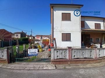 Casa accostata libera su tre lati con ampio giardi