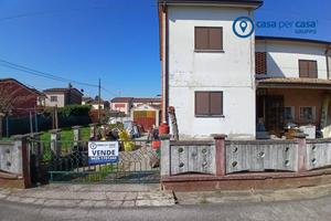 Casa accostata libera su tre lati con ampio giardi