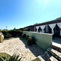 Villa singola con giardino e scorcio vista mare
