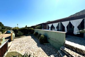 Villa singola con giardino e scorcio vista mare