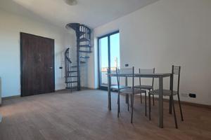 Trilocale con sottotetto, Box, cantina, giardino