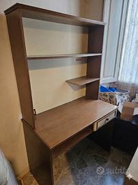 Scrivania con Libreria/Hutch e Cassetto