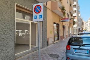 Pressi Via Puccini - Ampio locale commerciale