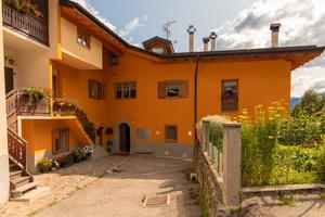 B&B ben avviato vista castello medievale e dolomit