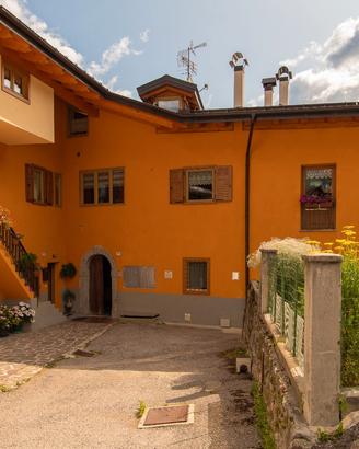 B&B ben avviato vista castello medievale e dolomit