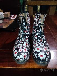 dr Martens con fiorellini