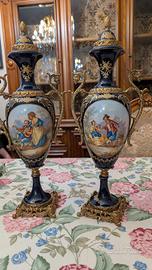 Coppia di vasi in porcellana francese
