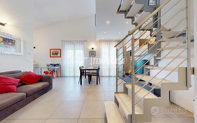 Attico con ampio terrazzo, cantina e garage.