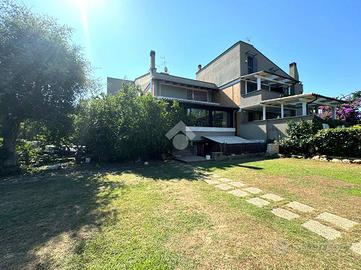 PORZIONE DI TRIFAMILIARE A ROMA