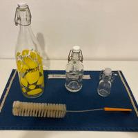 Bottiglie di vetro con spazzola di pulizia