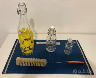 Bottiglie di vetro con spazzola di pulizia