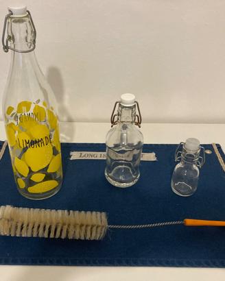 Bottiglie di vetro con spazzola di pulizia