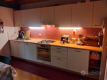 cucina usata con frigo e cottura