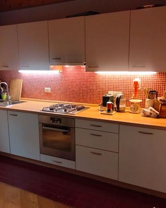 cucina usata con frigo e cottura